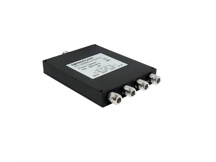 Zwarte elektronische signaalomvormer met vier uitgangen en een label bovenop.