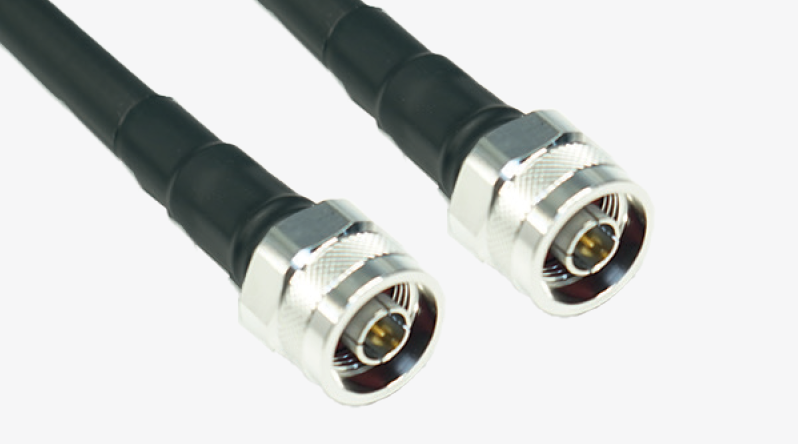 Twee zwarte coaxkabels met zilveren connectoren.