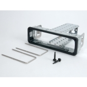 7000-00295300_mot_01.jpg Metalen autoradioframe met twee schroeven en twee steunen.