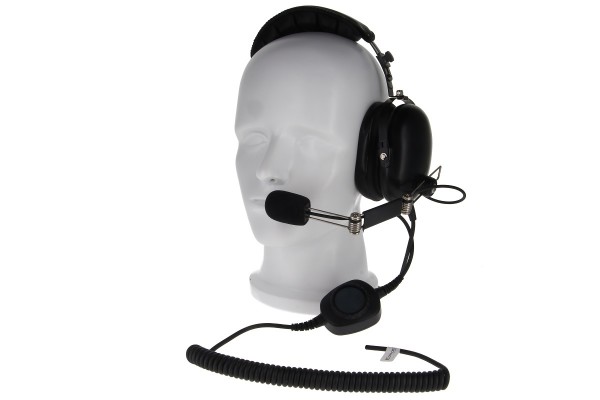 Hoofdtelefoon met microfoon op witte mannequinhoofd, kabel aangesloten.