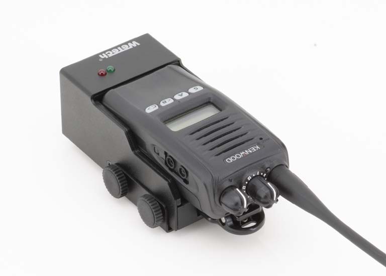 Draagbare radio met display en kabel, gemonteerd op een beugel.