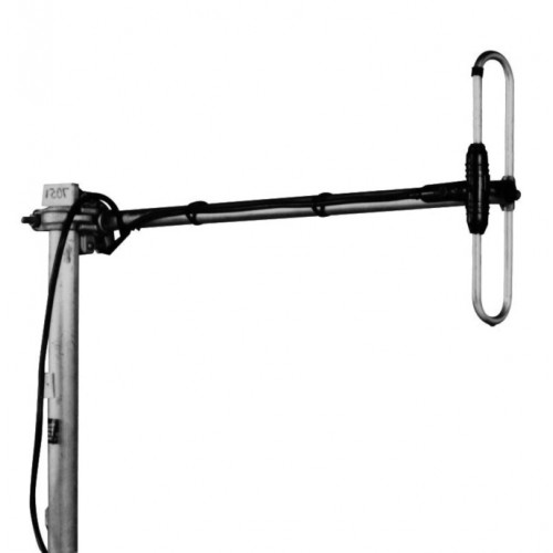 Antenne TV montée sur un mât.