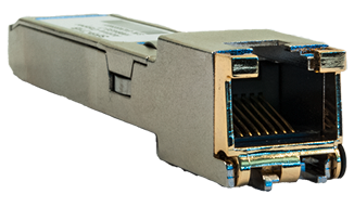 Close-up van een SFP-module met metalen behuizing en gleuf.