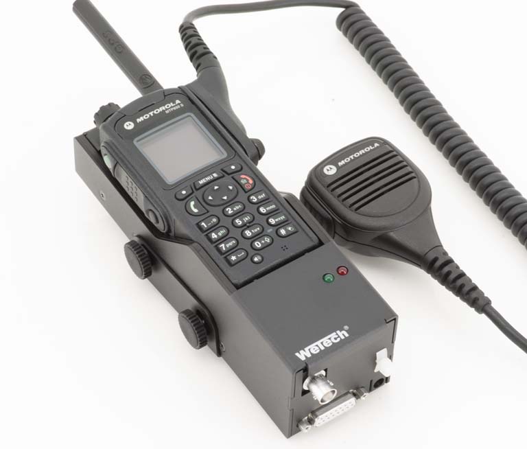 Radiotoestel met antenne en microfoon op witte achtergrond.