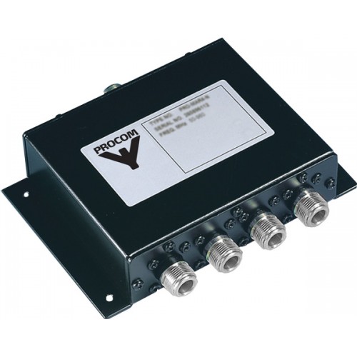 Zwarte verdeler met vier coaxiale connectors, label 'PROCOM'.
