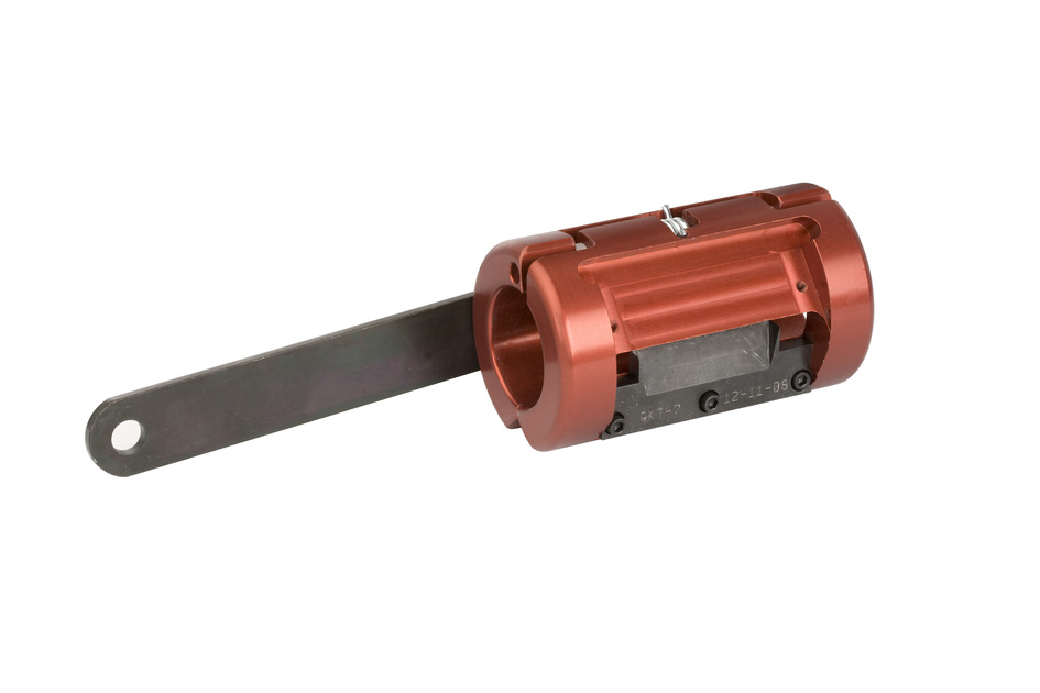 Rode metalen cilinder met zwarte hendel, technisch apparaat.
