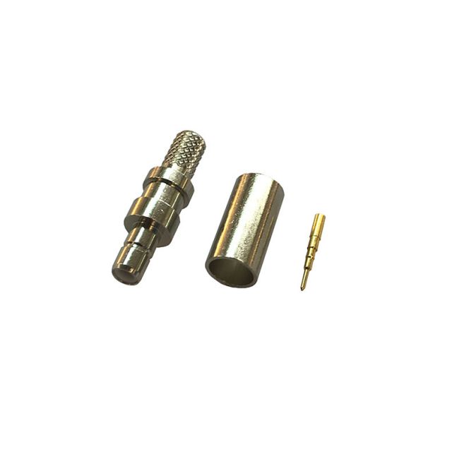 Pièces de connecteur en métal : fiche, gaine, broche sur fond blanc.