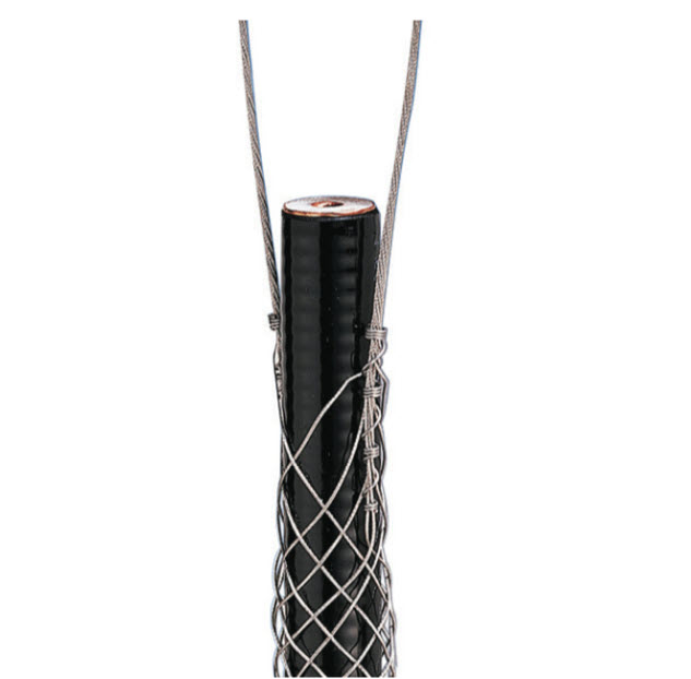 Zwart kabel in metalen vlechtwerk voor verankering.