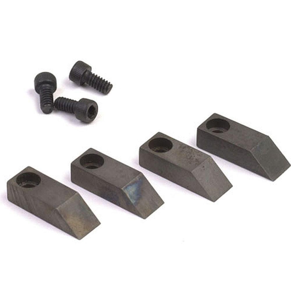7000-00046100_com_01.jpg Vier zwarte metalen wiggen met gaten en drie schroeven op witte achtergrond.