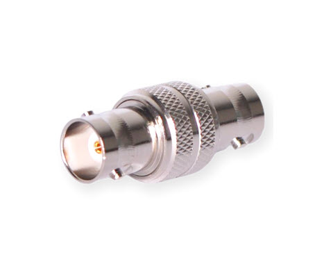 Metalen BNC-connector met gekartelde zilveren moer.
