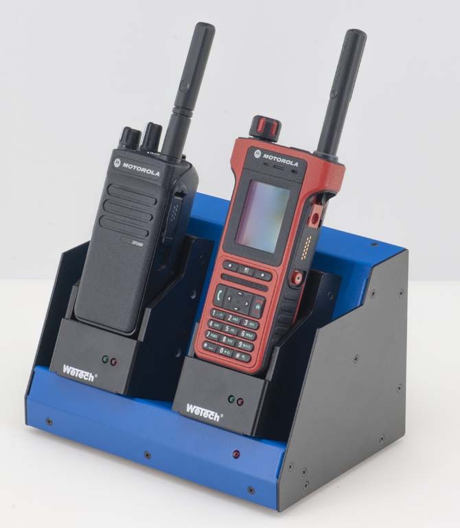 Twee radio's in een oplaadstation. Eén zwart, één rood.