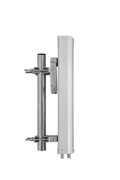 Verticale antenne met beugel gemonteerd op een metalen paal.