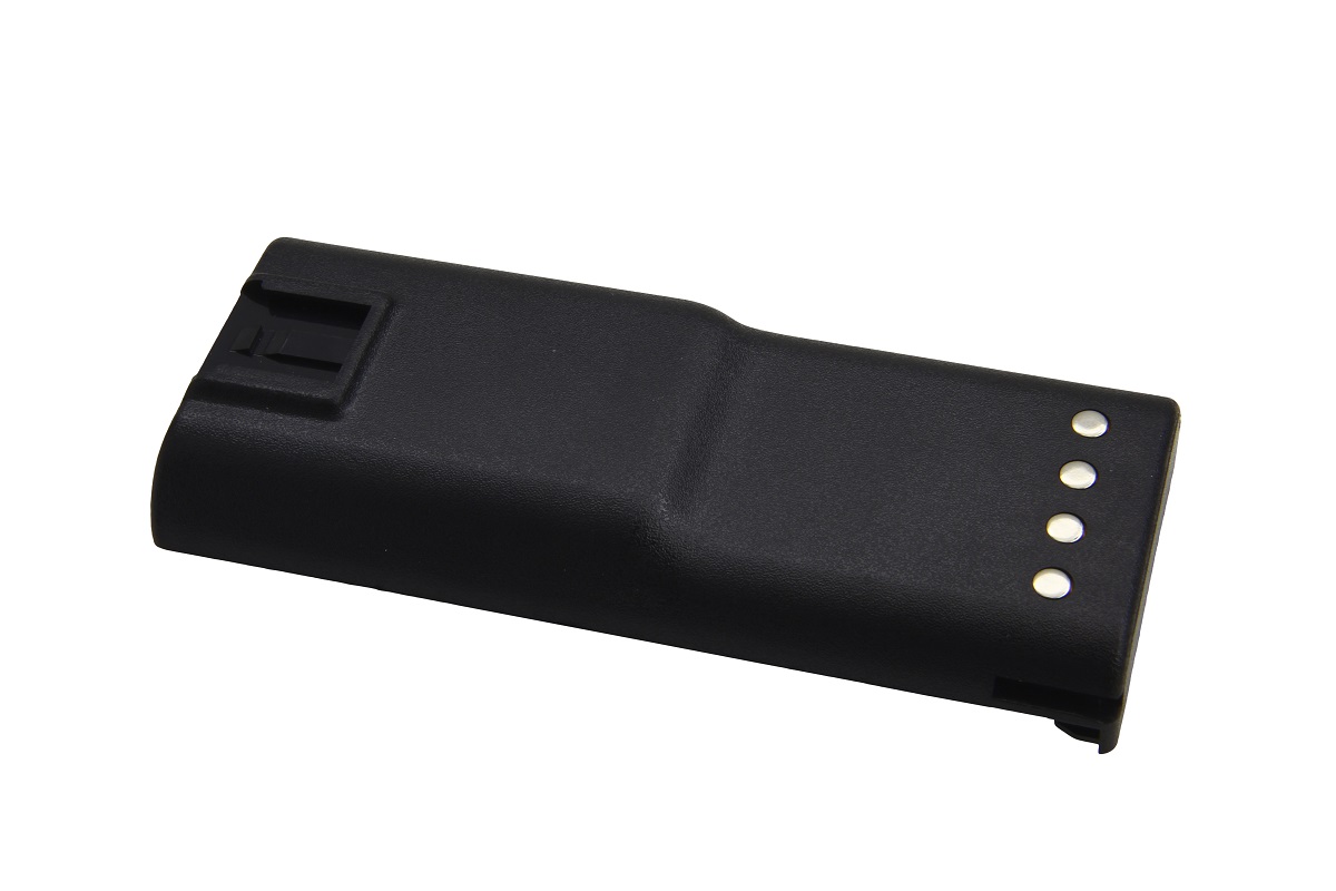 Batterie rectangulaire noire avec quatre contacts sur un côté.