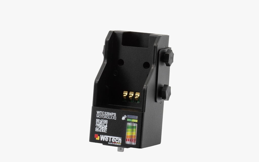 Zwarte oplader met logo en QR-code aan de voorkant.