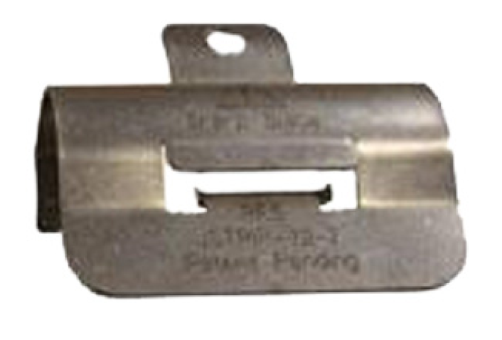 Pièce métallique avec ouverture rectangulaire et crochet en haut.