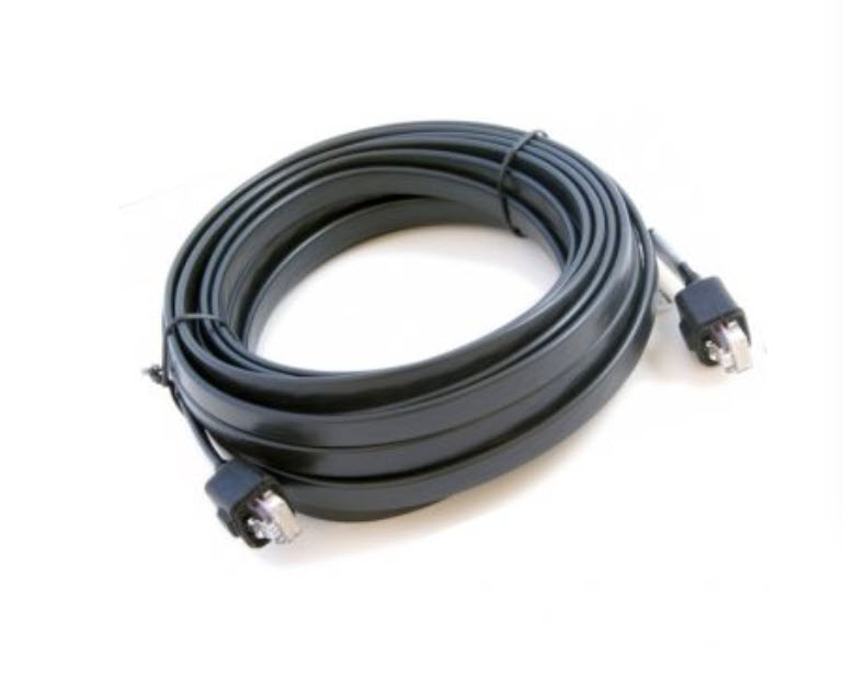 Opgerold zwart netwerkabel met RJ45-connectoren.