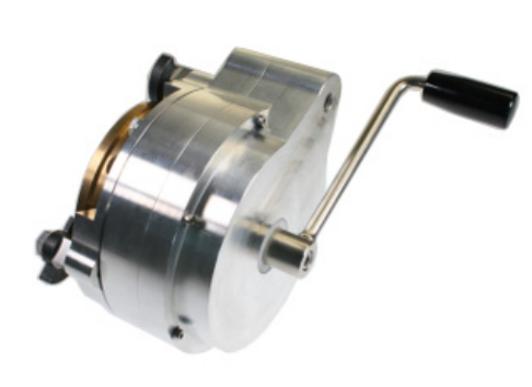 Manivelle manuelle en métal avec poignée noire, vis latérales.