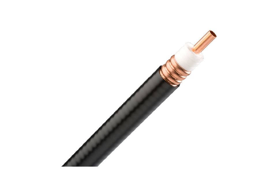 Coaxkabel met zwarte huls en koperen binnengeleider.