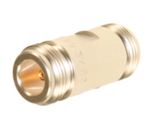 Metalen adapter met schroefdraad aan beide uiteinden, cilindrisch.