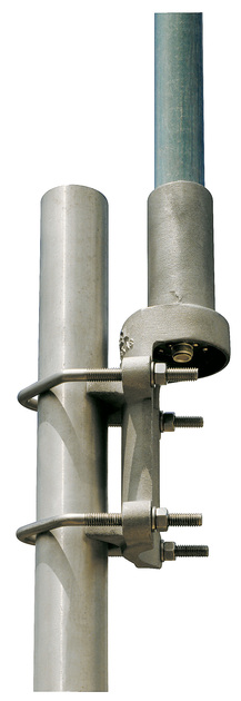 Metalen klem bevestigt twee verticale buizen.
