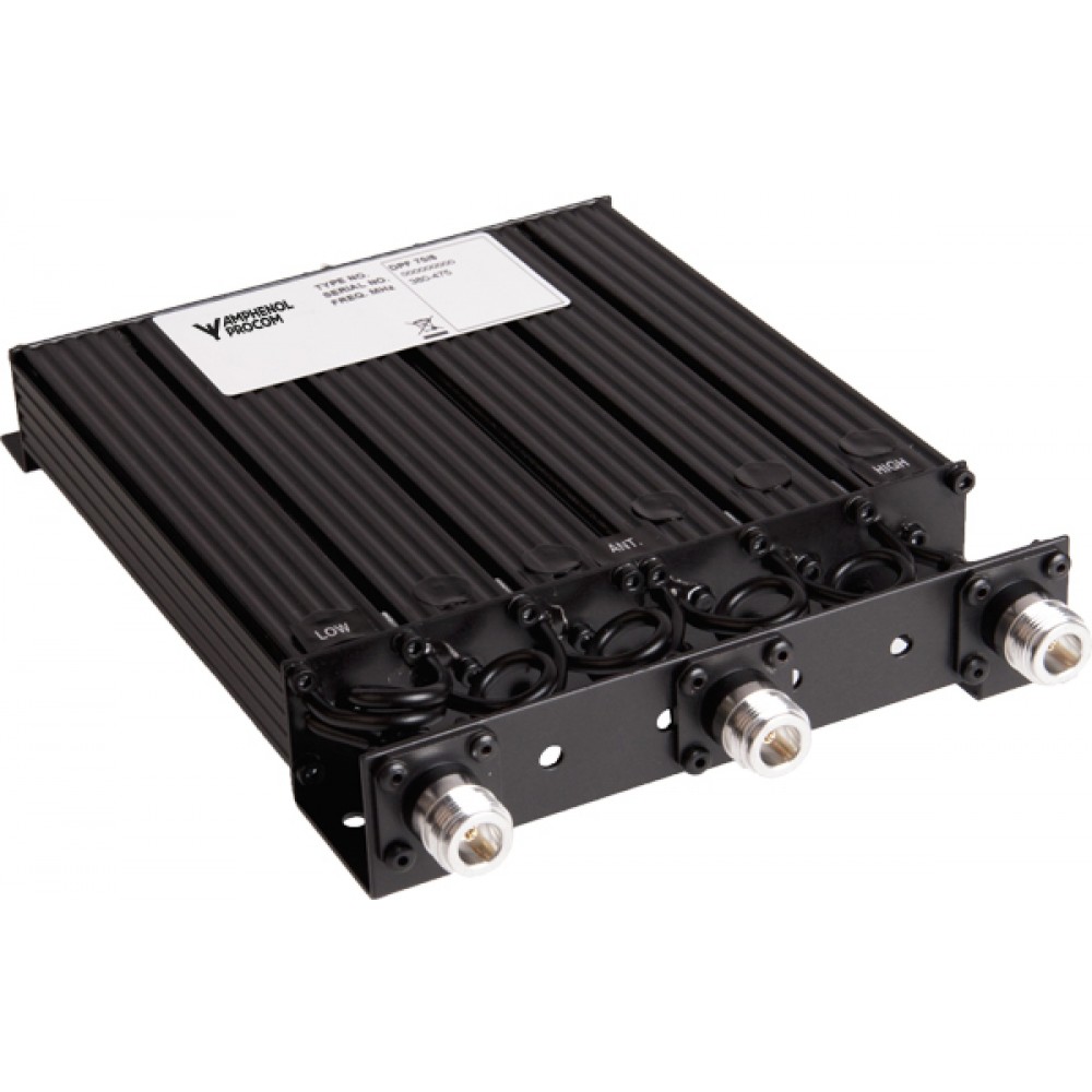 Zwart elektronisch filter met aansluitingen voor antennes.