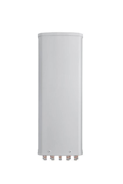 Witte cilindrische elektrische boiler met meerdere aansluitingen.