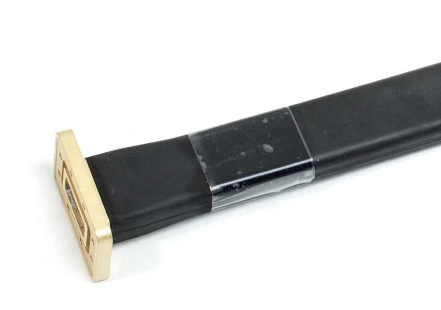 Lang zwart USB-kabel met gouden aansluitstuk.