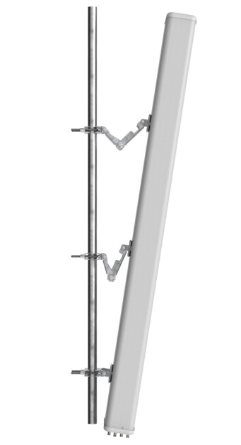 Antenne bevestigd aan een mast met beugels