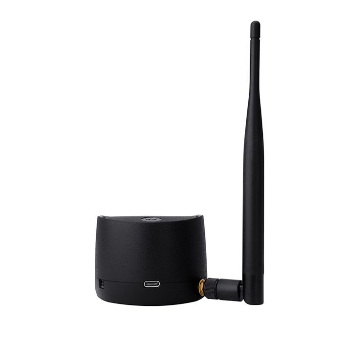 Zwarte draadloze adapter met afneembare antenne en USB-poort.