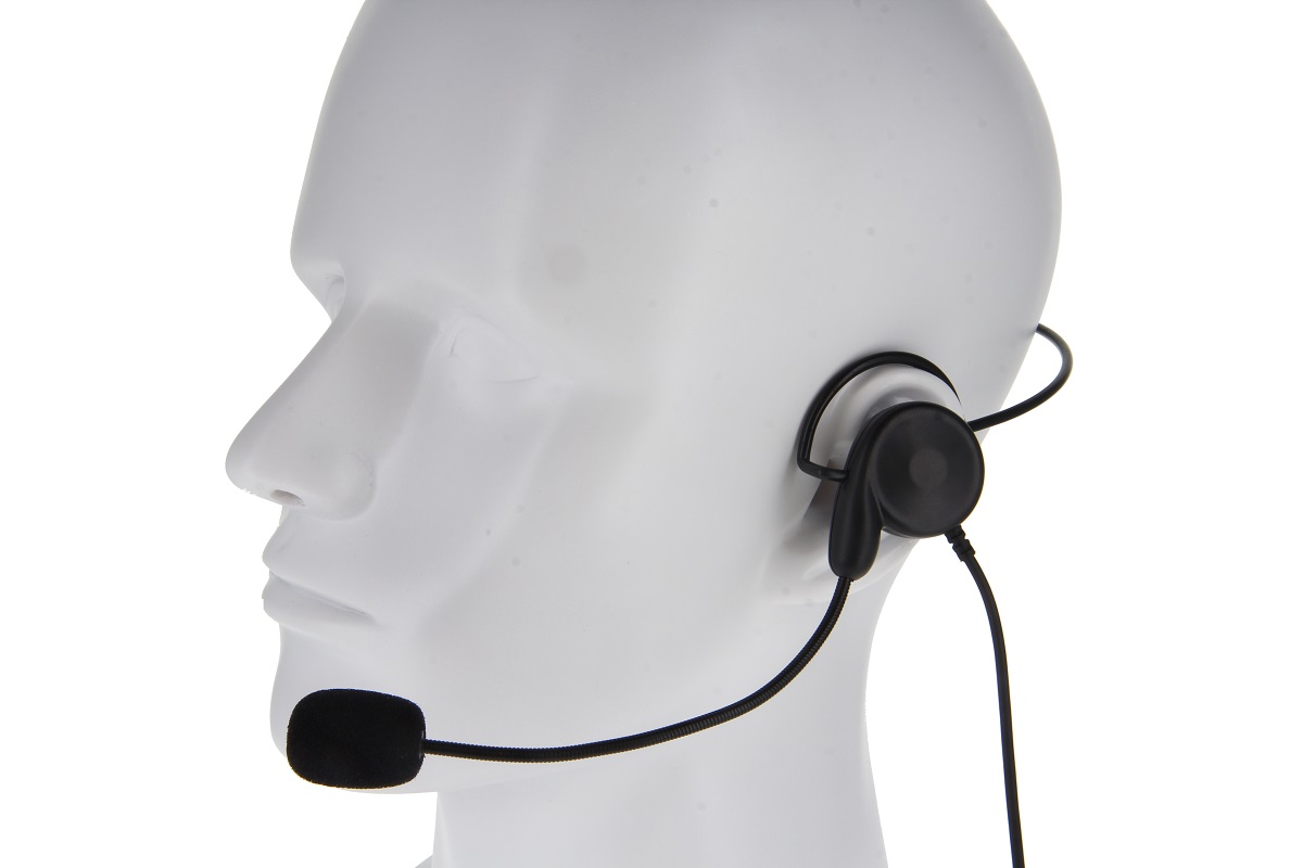 Tête de mannequin avec casque noir et micro.