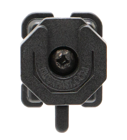 Adaptateur en plastique noir avec vis centrale, forme carrée.