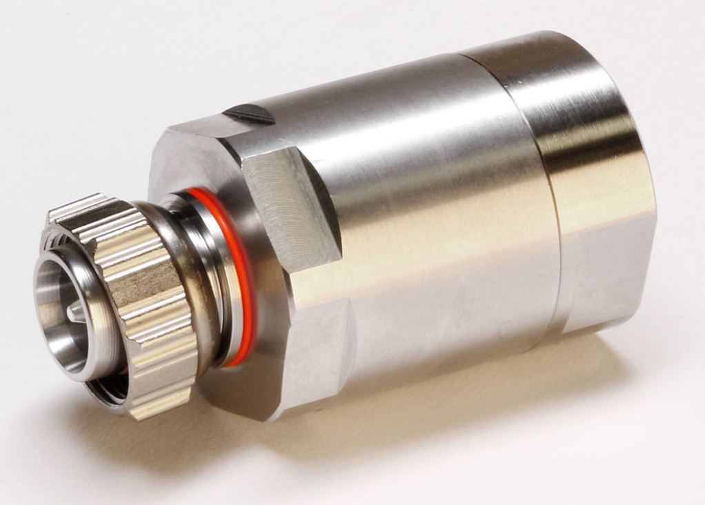 Metalen snelkoppeling met rode afdichtring in close-up.
