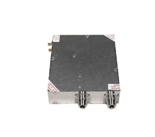 Metalen apparaat met twee connectoren en meerdere schroeven op het oppervlak.