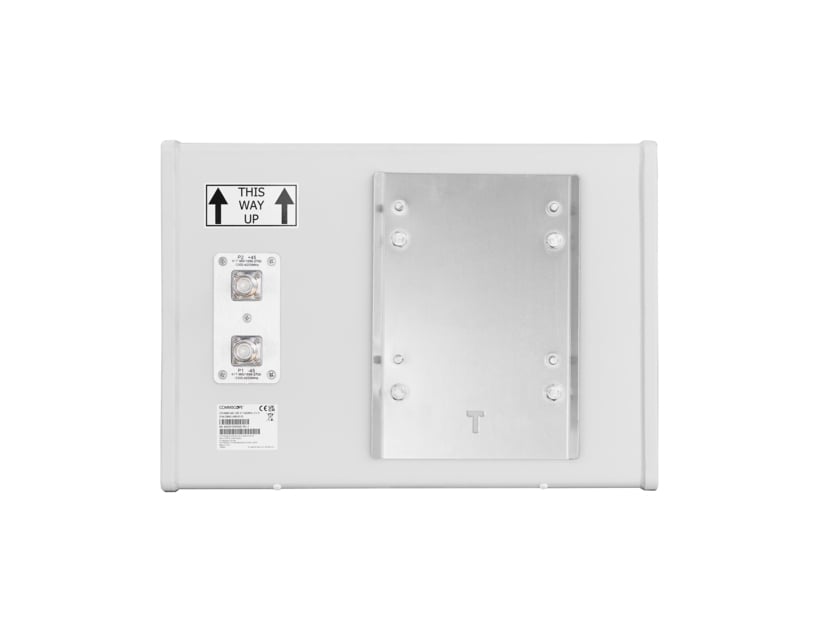Elektrisch apparaat met metalen plaat en aansluitpluggen.