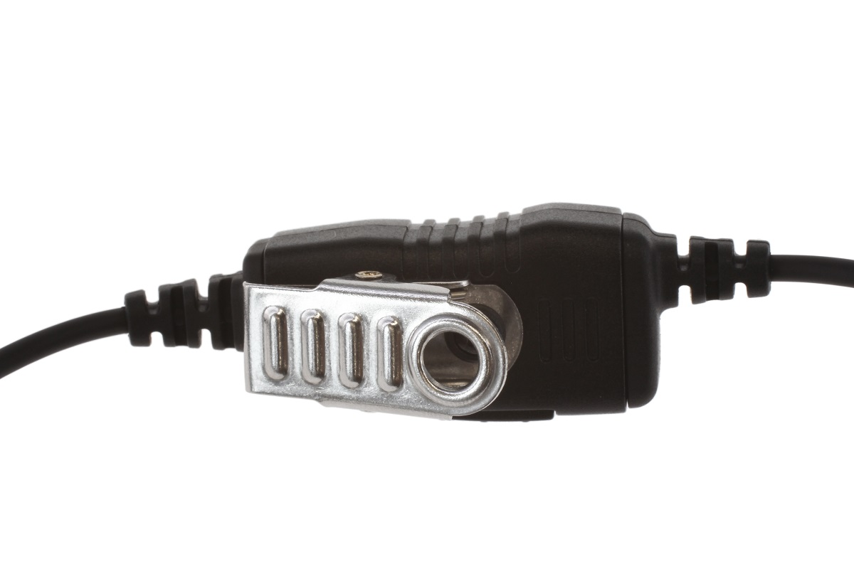 Close-up van een zwarte elektrische klem met metalen clip.