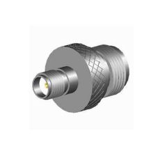 Metalen adapter met gekartelde grip en schroefdraden.