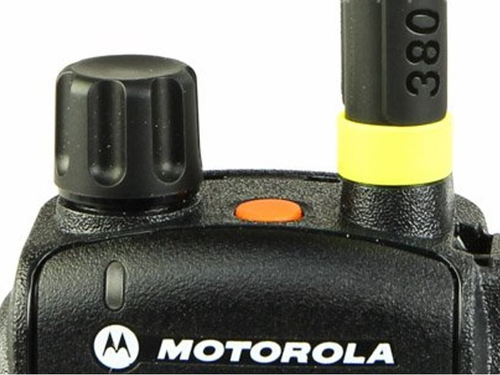 Close-up van een radiotoestel met knop, antenne en logo.