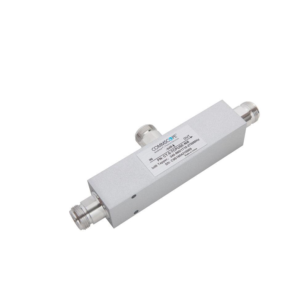 7000-00049700_com_01.jpg Metalen RF-vermogenssplitser met twee aansluitingen en label.