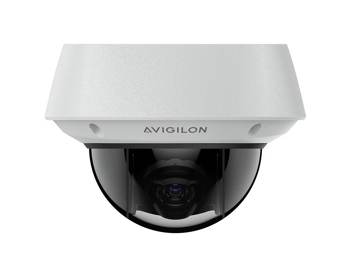 Witte beveiligingscamera met zwarte lens, merk Avigilon.