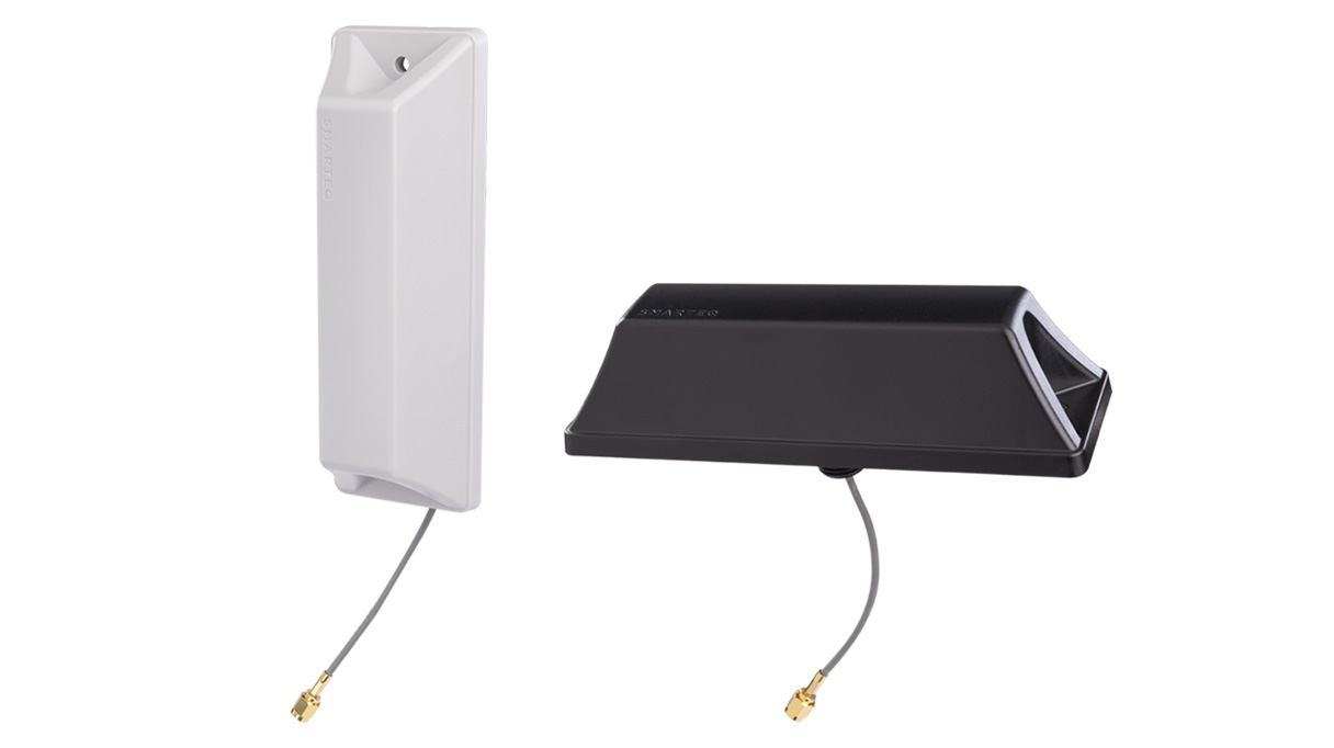 Twee antennes met kabel en stekker, één wit, één zwart.