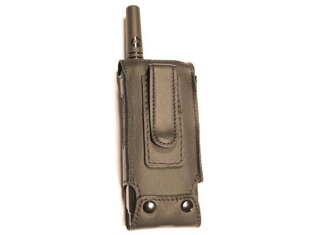 Radio in zwart leren hoes met metalen clip in het midden.