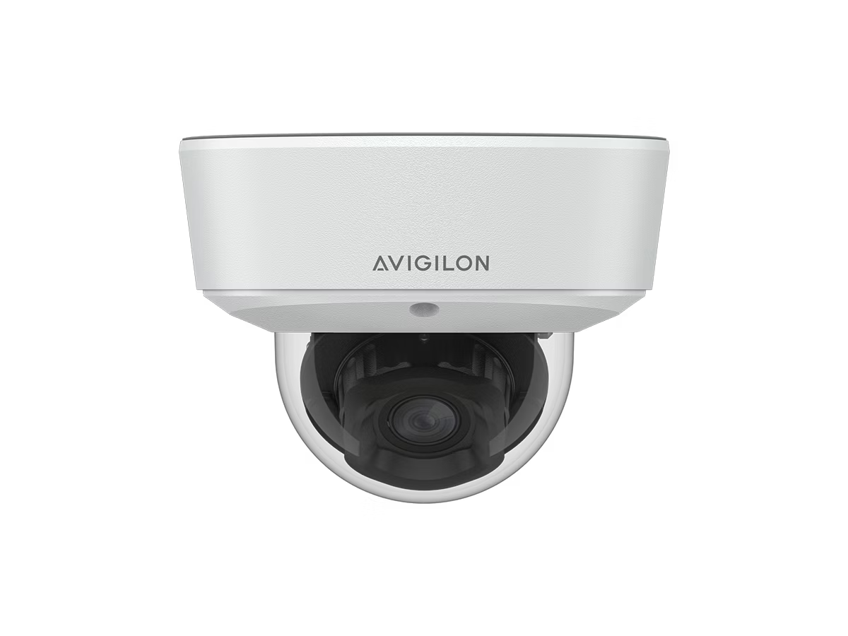 Beveiligingscamera met Avigilon-logo op witte behuizing