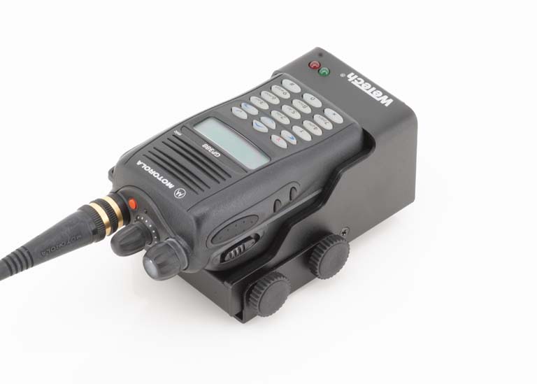 Radiotoestel met antenneconnector en toetsenbord op dockingstation.
