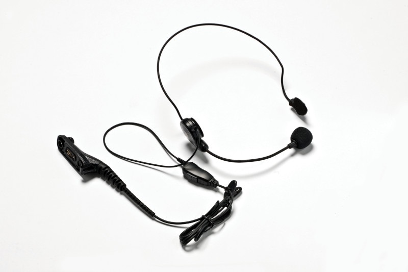 Casque noir avec micro et crochet d'oreille sur fond blanc.