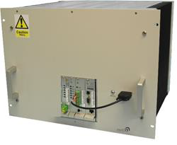 Kast met open bedieningspaneel, kabelverbinding, waarschuwingsbord linksboven.