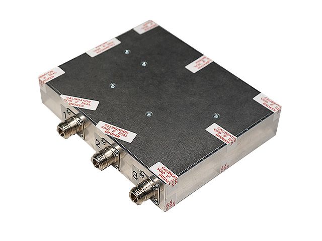 7000_00757678_PRT_01.jpg Rechthoekige component met drie ronde aansluitingen aan de zijkant.
