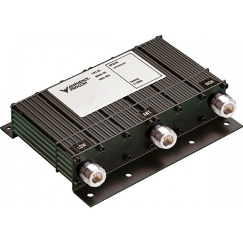 Zwart elektronisch apparaat met drie connectoren en een etiket.