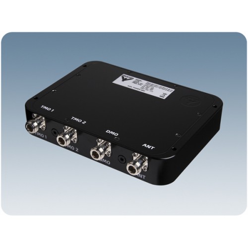 Boîtier réseau noir avec cinq ports de connexion sur fond bleu.