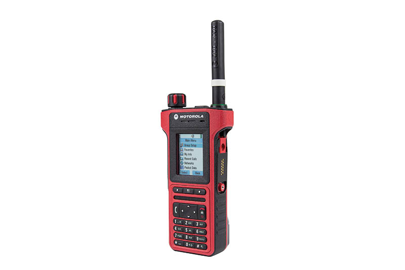 Rode radio met antenne, toetsenbord en scherm met menu.