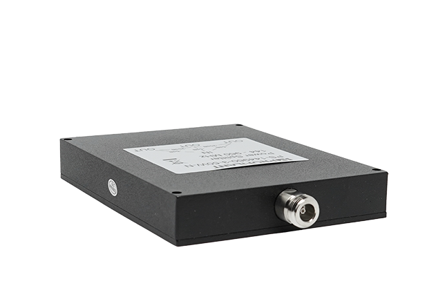 Zwart rechthoekig elektronisch apparaat met kabelconnector.